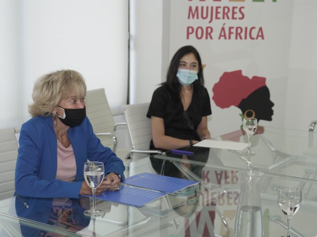 M.ª Teresa Fernández de la Vega y Ana Cebada